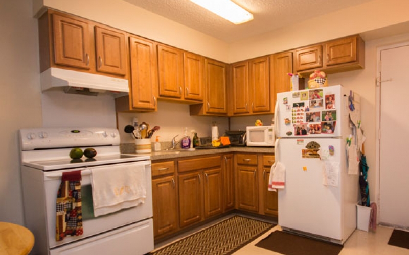 Cutler Meadows Glen Apartments unit kitchen