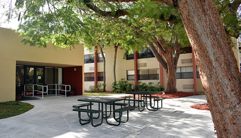 Cutler Meadows Glen Apartments outside seating area