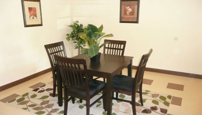 Temple Landing unit dining area