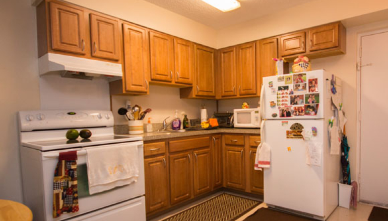 Cutler Meadows Glen Apartments unit kitchen