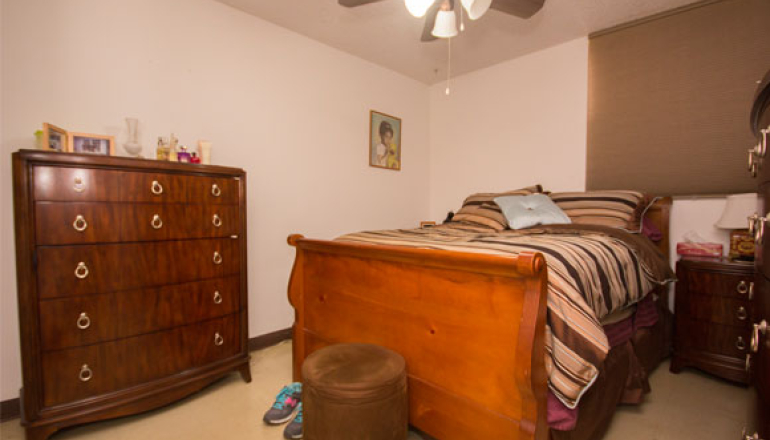 Cutler Meadows Glen Apartments unit bedroom
