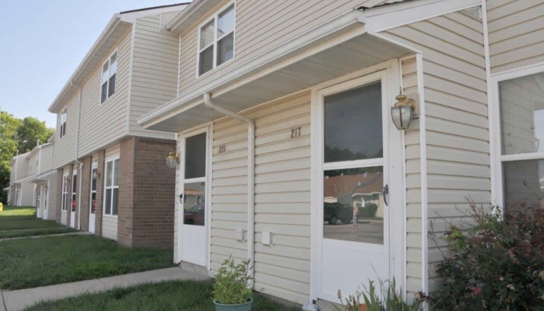 Crestview Village Apartments (MO) exterior entrance