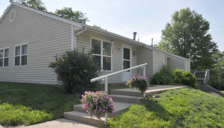 Crestview Village Apartments (MO) exterior