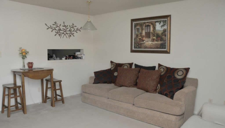Crestview Village Apartments (MO) living room